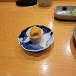 小判寿司 - 烏賊の印籠詰めにウニを乗せて