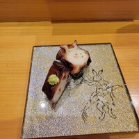 小判寿司 棚倉 - 煮蛸、鳥獣戯画が描かれた素敵なお皿
