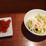 ラ・リーモ - 「ふわっ」「とろっ」としたオムレツカレー 980円
の福神漬け、サラダ