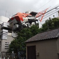 とり茶太郎 - すぐ近くにある製図学校の校舎。
                    カッコいい‼️  変形してロボットになりそうwww