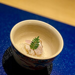 日本料理FUJI - ②蛤の飯蒸し〜藤枝の餅米と蛤（御前崎）の出汁で炊きあげた飯蒸し。ちょっと堅めに炊いた餅米の食感がぬるっとした飯蒸しにアクセントを与えている。