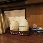 讃岐うどん 蔵之介 - カウンターの調味料