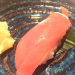 居酒屋 矢三朗 - お通しはマグロの握り。仙台のお店はその店一番の自信作をお通しで出す傾向がある。鮮魚には絶対の自信の表れだ