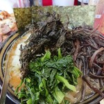 とんこつラーメンいしい - 低温燻製チャーシュー麺。キクラゲ、きざみ玉ねぎトッピング。ツイッター特典ちょこっと岩のり