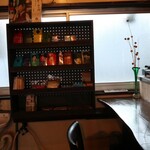 ITOMA - このガラス窓の人んち感もたまらない。ばあちゃんちのアパートを思い出します。