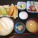 魚亀 - 2F「刺身＋ミックスフライ（豚汁）」1000円