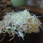 Yamashita Okonomiyaki Ten - キャベツの量はほんのチョットです