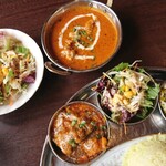 BOMBAY - 手前「ボンベイスペシャルランチ」カレー2種とサラダ
      奥「Aランチセット」カレー1種とサラダ