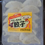 Tedukuri Gyouza No Mise Beniiro Tei - べにぃちゃん餃子（カレー味）　冷凍の12個入りミャ　新聞紙にくるんでくれたミャ