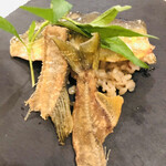 暁 - 蓼酢に使う蓼があしらわれております。骨がまた香ばしく、お酒が進みます。