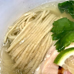 中華蕎麦 鳴神食堂 - きちんと整えられた麺。なんとも美しいです。