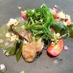 ラ・ボンヌターブル - 鰹の藁焼き、サザエのソース、焼きなす、ワカメ、花穂紫蘇