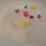 ラ・ボンヌターブル - 枇杷のブランマンジェ、パイナップルとパパイヤのソルベ、甘酒の泡、花