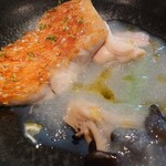 LA BONNE TABLE - 金目鯛の鱗焼きと地蛤、カブのソース、すだち、新生姜、オリーブオイル