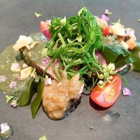 ラ・ボンヌターブル - 鰹の藁焼き、サザエのソース、焼きなす、ワカメ、花穂紫蘇