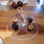 レフェルヴェソンス - おしゃべりのひととき　黒胡麻のマカロン　ナツメヤシの生八橋　メロンジュース入り薄皮　パチパチチョコ