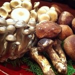 興 - 秋の味覚大集合. (松茸.椎茸.ヒラ茸.京丹波シメジ)