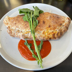 リボリータ エ サルメリア - クラテッロとバジル、モッツァレラのカルツォーネ