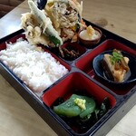 いづみや - イカと野菜の天ぷら　900円
            (小うどんまたは、小そば付)