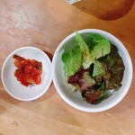 立吉餃子 - キムチとサラダ