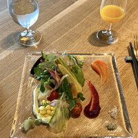 グリシーヌ - 季節のお野菜のサラダとニンジン、ビーツ、ピスタチオ？のソースとグリンピースだったか何かのアイス添え
                    
                    飲み物にオレンジジュース3種類飲み比べを