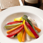 斬 - 男女問わず大人気がこの野菜スティック。イカの塩辛から作るこだわりソースが好評です☆