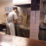 Edobori Kida Sanuki Udon - 大将がうどんあげてるところ。