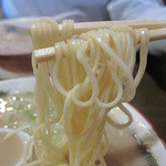 麺家ぶらっくぴっぐ - 博多・長浜系のラーメンの麺よりはちょっと太め。
            佐賀ラーメンの典型的な太さかな。