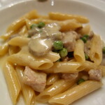 ピッツェリア・サバティーニ - サルシッチャとマッシュルームグリーンピースのクリームソースペンネ