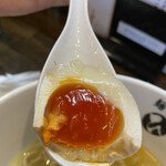 自家製麺 麺や ひなた - 味玉はしっかり味が付いてて美味しい