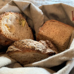 152724816 - セットのパン(オレンジピール、レーズンカンパーニュ、黒糖食パン)