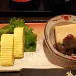 味の六酔 - だし巻き玉子と小鉢(高野豆腐と蒟蒻)