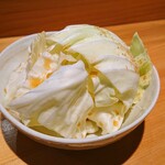 炭火焼鳥と水炊き 五郎一 - つきだしのキャベツ