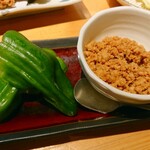 炭火焼鳥と水炊き 五郎一 - 自家製鶏そぼろの肉詰めピーマン