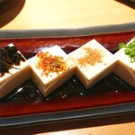 炭火焼鳥と水炊き 五郎一 - 自家製クロメ醤油の冷奴