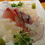 炭火焼鳥と水炊き 五郎一 - カンパチと鯛の刺身(２種盛り)