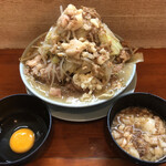 ラーメン富士丸 - 豚入りラーメン¥1,300の麺量普通（茹で前350g）に、有料野菜増し￥80＋有料油増し¥40＋有料生卵¥80