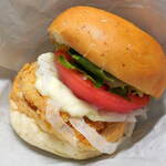 bb.q OLIVE CHICKEN cafe - ...「ゴルゴンゾーラチキンバーガー（490円）」、チーズ風味のタルタル。美味しいが高価で小さい。ポテトドリンクセットで900円コース。。