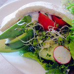 ヴィーガンカフェサンク - サンドから溢れんばかりのアボカト