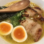 Tori Pota Ramen Sanku - 鶏油と野菜の甘みが効いた白湯スープです。