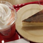 フルーツケーキファクトリー エスタ店 - フレッシュイチゴジュースとバスクチーズケーキ
