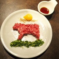 焼肉やまちゃん - 牛の形に変身した和牛ユッケ。特性ダレで。