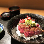 白 - 4種のメインより大和牛(まる芯)のステーキ丼を選択(+1100円) 漬物 留椀