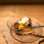 白 - 最後は羽二重餅と大和橘のアイス 巨峰 マンゴー ブルーベリー