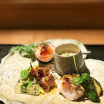 白 - 先付八寸:白川ぐじ松笠焼 大和丸ナス 獅子唐 ビワマス出汁ジュレ掛け 剣イカ炙りカラスミ掛け 水無月野菜の寒天出汁 カマスの押し寿司 炙りウニ 明日香の白玉子茶碗蒸しコーン入  