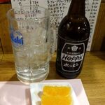 Kawana - 「ホッピー赤」（380円＋税）とお通しのオレンジ