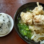 手打うどん ちえ福 - おにぎり（わかめ）＆かしわ天うどん