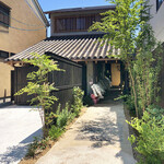 白 - 新店舗の外観