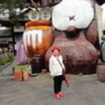 Hiyoshi - 益子の「陶器市」です。それはドデカイ分福茶釜のタヌキの前で！