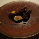 Restaurant Satoshi.F - ラカン産小鳩のロースト、内臓のソース。椎茸ブラザーズの原木椎茸と井深さんのバターナッツ。黒い線は四種のシェリービネガーを詰めたソース